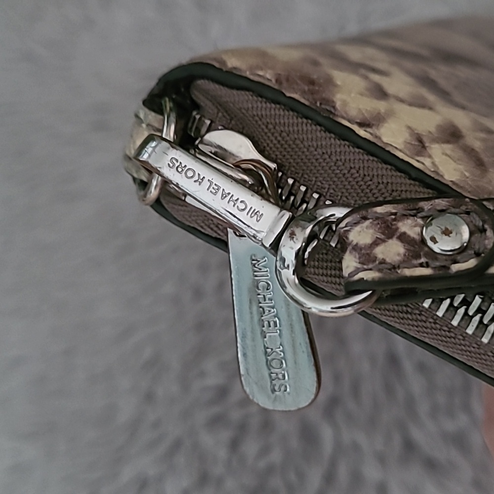 Michael Kors Leather Wallet ❤️ - Picture 10 of 10